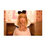 Satomi Sato Instagram - * * * わたしの浮かれ仮装写真にお付き合いくださり ありがとうございます…！！！ さて、この日は東京ディズニーランドホテルの 「ふしぎの国のアリスルーム」に宿泊したので 折角なら！と仮装のまま撮ってもらいました。 初めてアリスのお部屋に泊まりましたが すっっっごく可愛くて、なんか、もう、住みたかった✨ 住みたいレベルで家具が可愛いし こういう世界観を大切に素敵に表現されている空間って 居るだけで幸せになりますね☺️さいこう * * * やるなら！撮るなら！ こだわろうぜ…！！！！ …と、大人が本気を出したら 家族の意外なカメラの腕前を 目の当たりにして嫉妬🥹 でもめちゃくちゃ盛れてるありがとう🥹笑　 普段から漫画を沢山読んだり 自分もイラストを描く人って 写真のセンスもあるんでしょうか？？ 常日頃から、無意識に感性やセンスを磨いてるんだとしたら 凄いことですね。 * * わたしだって、わたしだって 本気出したらいい感じに撮れるんぞ…！！ * * 次回は、おまけ写真まとめて載せますね。 浮かれてる佐藤さんに暫くお付き合いください。 * * * #東京ディズニーランドホテル #ふしぎの国のアリス #ルーム #ディズニー #disney #ハロウィン #dハロ #仮装 #アリス #ポートレート #写真 の #雰囲気 が #良すぎて #プロ なん？？って3回くらい聞いた #☺️ #📸 #思いの外 #にこにこしてなくて #素っぽさすごい #佐藤聡美 #次回仮装写真ラストです #🎃