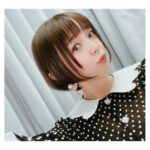 Satomi Sato Instagram - * * * 先日、サービス開始になった 『#Echocalypse  -緋紅の神約-』で バステト役を演じました🐈‍⬛ 現在、インタビュービデオが公開中！ ということで。 もう見てくれましたか？？ サインが当たるキャンペーンもやっているみたいなので 是非参加してくださいね♡ * * 今回は、バステトちゃんをイメージして お洋服に黒や白やうっすらピンクを入れてみました🖤💖🤍 目のベルトと不思議なデザインのイヤリングが ポイントです👁✨ 前髪は、慣れないセンターパート。新鮮…！！ バステトちゃんとお揃いなんやで🐈‍⬛ * * 普段はしっかりしてるけど 戦闘時はオラオラしてる彼女のギャップを 是非楽しんでくださいね…！！！笑 * * * * #Echocalypse  #エコカリ #インタビュー #ビデオ #バステト #🖤 #💖 #🤍 #👁 #🐈‍⬛ #しっかり者 #オラオラ しちゃう #ギャップ に #萌え ☺️ #ゲーム #たくさん遊んでね #佐藤聡美