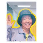 Satomi Sato Instagram - * * * * 事務所に小野坂さんいたよー！！ * * 久しぶりに事務所に行ったら 小野坂さんに会いました☺️ 相変わらずお元気そうで なによりです！！ 小野坂さん、とーーっても 歯並びが良くて笑顔が眩しいですね！！！！！✨✨ * * * ちゅーこって。 事務所の入り口すぐのところにいる 小野坂さんパネルと会えました！笑 弊社の皆さんのSNSで パネルの存在は知っていたのですが 実物に会えて感激✨✨ 1人でこっそりと自撮りをしていたら 優しいスタッフさんが写真を撮ってくださいました…！ お忙しい中、感謝です…！！ （パネルに書いてあるサインは、著作権などなどの問題が よく分からないのでスタンプで隠しております💦） 単体で撮る人は見るけど 一緒に撮る人あんまり見たことないって、後輩の #新井良平 と #長久友紀 ちゃんに言われたよ☺️ 2人も巻き込めばよかったな…🤔 * * * 事務所では、皆さんからの お手紙やプレゼントを受け取りました。 お気遣いありがとうございます😊 がんばるエネルギーを貰ったので お芝居で返せるように、引き続きがんばりますね！ * * * * #青二プロダクション #パネル #等身大 ？ #歯並び #綺麗 な #小野坂昌也 先輩 #私服 が #魔女 みたいな #佐藤聡美 #いつも #応援ありがとう #☺️