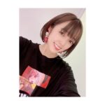 Satomi Sato Instagram - * * * 「はじめまして指揮官様！ NIKKE事前登録生放送！」を ご覧くださった皆様 ありがとうございました✨ * * ゲームの紹介やバラエティコーナー アフレコや撮影会と長時間の 盛りだくさんな内容でしたが 時間を忘れるくらい、私も めちゃくちゃ楽しかったです☺️ コメントをくれた皆さんのおかげで 勝利の女神になれて嬉しかった〜！！ ありがとう指揮官！やったぜー！笑 * * 実機プレイしてみたけど 本当に面白くてびっくり！ 新感覚で爽快感で萌えもあるし 夢中になって白熱してしまいました…！！！ 凄く楽しかったので、皆さん サービス開始したら絶対遊ぼう！！！！笑 * * 今回私が演じた、シグナルと N102の台詞やモーションなどなども お届けしましたが楽しんでもらえましたか？？ 今回は、作品をイメージして 少しミリタリーっぽいスカートにしてみました✨ 番組内のアフレコでは シグナルの台詞を演じることになっていたので 同じ「シグナル」というブランドさんの ブレスレットを付けていたんですよ☺️ふふふ。 愛のシグナルは、皆様のもとに 無事届いたでしょうか？？💕 * * ほんでもって りなちゃんのネオンも こころさんのネオンも すっごく可愛かったな〜♡♡ 梶田さんは、メロメロで とっても楽しそうに撮影してましたね。笑 * * こころさんとりなちゃんと 写真を撮ってもらえて幸せです♡でれでれ りなちゃんは、少し久しぶりに会えて嬉しかったな✨ 相変わらず可愛くて、画伯で、しっかり者でした♡ こころさんは初めましてだったのですが とてもお話ししやすくて可愛かった〜♡ 2人の奇跡のコラボ最高でしたね！ 梶田さんとはタイミング合わず撮れなくて残念…！ またご一緒できる日を楽しみに待っています☺️ * * これから、どんどん 作品の情報が出てくるかと思いますが まずは、ぜひぜひ事前登録をよろしくお願いします！ * * サービス開始が待ち遠しいですね✨✨指揮官！ * * * * #NIKKE #勝利の女神 #生放送 #事前登録 #よろしくお願いします #日高里菜 ちゃん #篠崎こころ さん #ネオン #シグナル #N102 #佐藤聡美