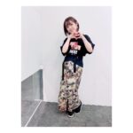 Satomi Sato Instagram - * * * 「はじめまして指揮官様！ NIKKE事前登録生放送！」を ご覧くださった皆様 ありがとうございました✨ * * ゲームの紹介やバラエティコーナー アフレコや撮影会と長時間の 盛りだくさんな内容でしたが 時間を忘れるくらい、私も めちゃくちゃ楽しかったです☺️ コメントをくれた皆さんのおかげで 勝利の女神になれて嬉しかった〜！！ ありがとう指揮官！やったぜー！笑 * * 実機プレイしてみたけど 本当に面白くてびっくり！ 新感覚で爽快感で萌えもあるし 夢中になって白熱してしまいました…！！！ 凄く楽しかったので、皆さん サービス開始したら絶対遊ぼう！！！！笑 * * 今回私が演じた、シグナルと N102の台詞やモーションなどなども お届けしましたが楽しんでもらえましたか？？ 今回は、作品をイメージして 少しミリタリーっぽいスカートにしてみました✨ 番組内のアフレコでは シグナルの台詞を演じることになっていたので 同じ「シグナル」というブランドさんの ブレスレットを付けていたんですよ☺️ふふふ。 愛のシグナルは、皆様のもとに 無事届いたでしょうか？？💕 * * ほんでもって りなちゃんのネオンも こころさんのネオンも すっごく可愛かったな〜♡♡ 梶田さんは、メロメロで とっても楽しそうに撮影してましたね。笑 * * こころさんとりなちゃんと 写真を撮ってもらえて幸せです♡でれでれ りなちゃんは、少し久しぶりに会えて嬉しかったな✨ 相変わらず可愛くて、画伯で、しっかり者でした♡ こころさんは初めましてだったのですが とてもお話ししやすくて可愛かった〜♡ 2人の奇跡のコラボ最高でしたね！ 梶田さんとはタイミング合わず撮れなくて残念…！ またご一緒できる日を楽しみに待っています☺️ * * これから、どんどん 作品の情報が出てくるかと思いますが まずは、ぜひぜひ事前登録をよろしくお願いします！ * * サービス開始が待ち遠しいですね✨✨指揮官！ * * * * #NIKKE #勝利の女神 #生放送 #事前登録 #よろしくお願いします #日高里菜 ちゃん #篠崎こころ さん #ネオン #シグナル #N102 #佐藤聡美