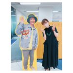 Satomi Sato Instagram - * * * * 事務所に小野坂さんいたよー！！ * * 久しぶりに事務所に行ったら 小野坂さんに会いました☺️ 相変わらずお元気そうで なによりです！！ 小野坂さん、とーーっても 歯並びが良くて笑顔が眩しいですね！！！！！✨✨ * * * ちゅーこって。 事務所の入り口すぐのところにいる 小野坂さんパネルと会えました！笑 弊社の皆さんのSNSで パネルの存在は知っていたのですが 実物に会えて感激✨✨ 1人でこっそりと自撮りをしていたら 優しいスタッフさんが写真を撮ってくださいました…！ お忙しい中、感謝です…！！ （パネルに書いてあるサインは、著作権などなどの問題が よく分からないのでスタンプで隠しております💦） 単体で撮る人は見るけど 一緒に撮る人あんまり見たことないって、後輩の #新井良平 と #長久友紀 ちゃんに言われたよ☺️ 2人も巻き込めばよかったな…🤔 * * * 事務所では、皆さんからの お手紙やプレゼントを受け取りました。 お気遣いありがとうございます😊 がんばるエネルギーを貰ったので お芝居で返せるように、引き続きがんばりますね！ * * * * #青二プロダクション #パネル #等身大 ？ #歯並び #綺麗 な #小野坂昌也 先輩 #私服 が #魔女 みたいな #佐藤聡美 #いつも #応援ありがとう #☺️