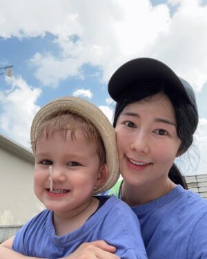Sayuri Fujita Instagram - 오늘 길을 잃어버러서 젠을 한시간 업어서 걸었다.중간에 힘들어서 군대 간거 생각난다🪖I got lost today and had to walk around carrying Zen on my back for an hour. It reminded me of going to the army. 🪖今日道に迷って全を1時間おんぶして歩いた。途中で疲れて、軍隊に行った時のこと思い出したよ。🪖💪🏽