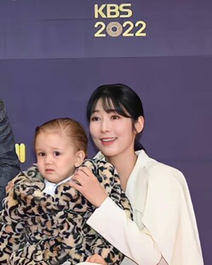 Sayuri Fujita Instagram - 2022년 KBS 연예대상 최우수상 받았어요. 정말 감사합니다. 제가 젠을 출산할 때 반대가 많았었고 제가 슈퍼맨이 돌아왔다 출연할 때도 반대가 많았었어요. 맞바람이 세면 셀수록 비행기는 더 높게 올라갈 수 있다는 말을 믿고 지금까지 열심히 달려왔어요. 태어나서 잘하는 거 하나도 없는 제가 젠이 이 세상에 태어나게 하는 것 그거 하나 정말 잘했다고 생각해요.
항상 아이를 우선으로 생각해 주시고 배려해 주신 슈퍼맨 피디님과 작가님 그리고 슈퍼맨 스태프님 정말 대단히 감사합니다. 🙏🏽 I won the Grand Prize at the KBS Entertainment Awards. 2022年KBS芸能エンターテインメント大賞で、素晴らしい賞を頂きました。ありがとうございます🙏🏽#KBS#kbsentertainmentawards2022