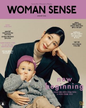 Sayuri Fujita Instagram - 2022년 1월호<우먼센스>에서 만나요🤎We were on the magazine cover for Woman Sense🤎2022年の<ウーマンセンス>一月号の雑誌のカバーをさせてもらいました。おかげさまで息子と楽しく撮影できました。🤎#우먼센스#womansencemagazine#우먼센스