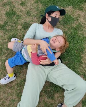 Sayuri Fujita Instagram - 아들과 한강에서 축구 ⚽️ 앞으로 축구도 야구도 럭비도 함께 할수있으면 좋겠다. Soccer practice with my son by the Han River ⚽️息子とサッカー。👍🏾サッカーも野球もラグビーも一緒にやれたらいいな。楽しみ。