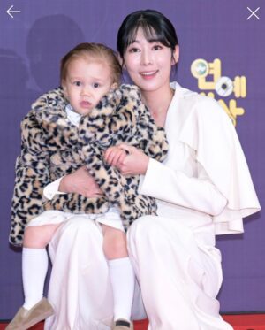 Sayuri Fujita Instagram - 2022년 KBS 연예대상 최우수상 받았어요. 정말 감사합니다. 제가 젠을 출산할 때 반대가 많았었고 제가 슈퍼맨이 돌아왔다 출연할 때도 반대가 많았었어요. 맞바람이 세면 셀수록 비행기는 더 높게 올라갈 수 있다는 말을 믿고 지금까지 열심히 달려왔어요. 태어나서 잘하는 거 하나도 없는 제가 젠이 이 세상에 태어나게 하는 것 그거 하나 정말 잘했다고 생각해요.
항상 아이를 우선으로 생각해 주시고 배려해 주신 슈퍼맨 피디님과 작가님 그리고 슈퍼맨 스태프님 정말 대단히 감사합니다. 🙏🏽 I won the Grand Prize at the KBS Entertainment Awards. 2022年KBS芸能エンターテインメント大賞で、素晴らしい賞を頂きました。ありがとうございます🙏🏽#KBS#kbsentertainmentawards2022