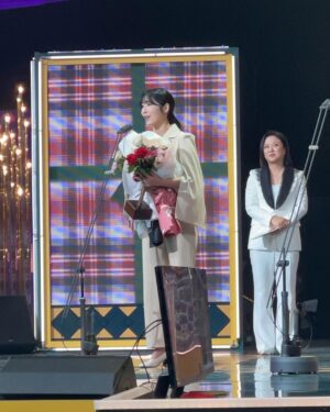 Sayuri Fujita Instagram - 2022년 KBS 연예대상 최우수상 받았어요. 정말 감사합니다. 제가 젠을 출산할 때 반대가 많았었고 제가 슈퍼맨이 돌아왔다 출연할 때도 반대가 많았었어요. 맞바람이 세면 셀수록 비행기는 더 높게 올라갈 수 있다는 말을 믿고 지금까지 열심히 달려왔어요. 태어나서 잘하는 거 하나도 없는 제가 젠이 이 세상에 태어나게 하는 것 그거 하나 정말 잘했다고 생각해요.
항상 아이를 우선으로 생각해 주시고 배려해 주신 슈퍼맨 피디님과 작가님 그리고 슈퍼맨 스태프님 정말 대단히 감사합니다. 🙏🏽 I won the Grand Prize at the KBS Entertainment Awards. 2022年KBS芸能エンターテインメント大賞で、素晴らしい賞を頂きました。ありがとうございます🙏🏽#KBS#kbsentertainmentawards2022