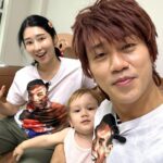 Sayuri Fujita Instagram - 다나카랑 같은 옷 입고 사진 찍으니까 가족사진 같아.😂다시 유튜부를 시작하니까 재미있게 봐주세용! I am back! Sayuri TV has started again on YouTube!田中さんと同じテイシャツ着て写真撮ったら、家族写真のようになっちゃった。