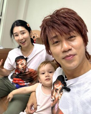 Sayuri Fujita Instagram - 다나카랑 같은 옷 입고 사진 찍으니까 가족사진 같아.😂다시 유튜부를 시작하니까 재미있게 봐주세용!  I am back! Sayuri TV has started again on YouTube!田中さんと同じテイシャツ着て写真撮ったら、家族写真のようになっちゃった。