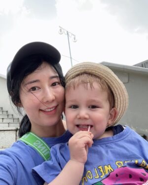 Sayuri Fujita Instagram - 오늘 길을 잃어버러서 젠을 한시간 업어서 걸었다.중간에 힘들어서 군대 간거 생각난다🪖I got lost today and had to walk around carrying Zen on my back for an hour. It reminded me of going to the army. 🪖今日道に迷って全を1時間おんぶして歩いた。途中で疲れて、軍隊に行った時のこと思い出したよ。🪖💪🏽