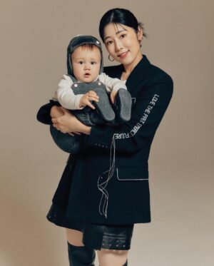 Sayuri Fujita Instagram - 2022년 1월호<우먼센스>에서 만나요🤎We were on the magazine cover for Woman Sense🤎2022年の<ウーマンセンス>一月号の雑誌のカバーをさせてもらいました。おかげさまで息子と楽しく撮影できました。🤎#우먼센스#womansencemagazine#우먼센스