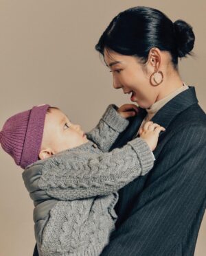 Sayuri Fujita Instagram - 2022년 1월호<우먼센스>에서 만나요🤎We were on the magazine cover for Woman Sense🤎2022年の<ウーマンセンス>一月号の雑誌のカバーをさせてもらいました。おかげさまで息子と楽しく撮影できました。🤎#우먼센스#womansencemagazine#우먼센스