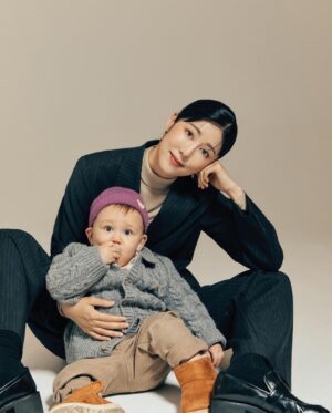 Sayuri Fujita Instagram - 2022년 1월호<우먼센스>에서 만나요🤎We were on the magazine cover for Woman Sense🤎2022年の<ウーマンセンス>一月号の雑誌のカバーをさせてもらいました。おかげさまで息子と楽しく撮影できました。🤎#우먼센스#womansencemagazine#우먼센스