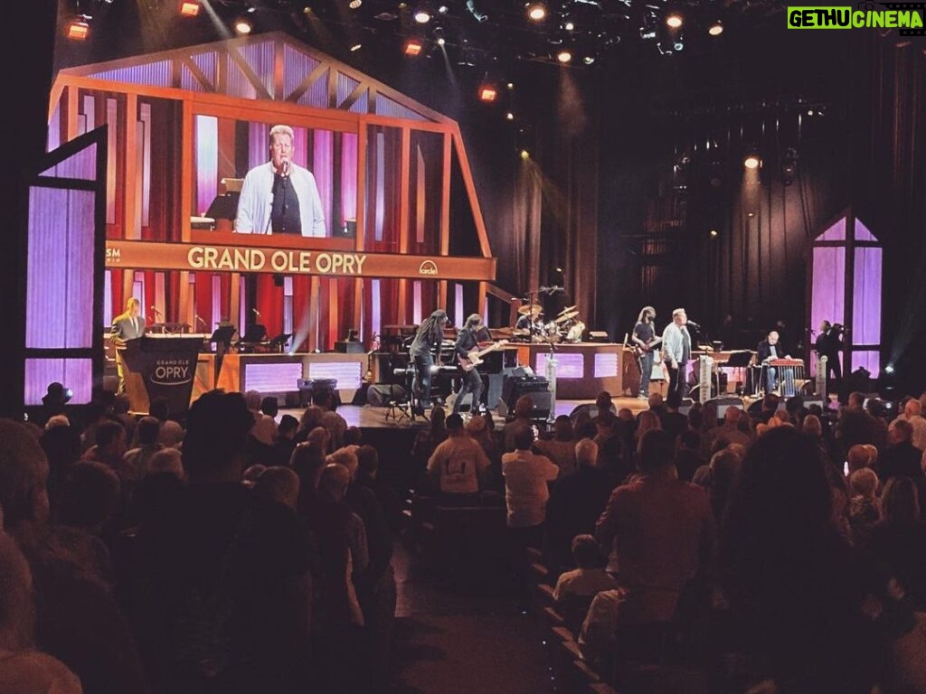 Scott Borchetta Instagram - Love seeing standing ovations for our artists at the @opry!! 👊 @garylevox, you deserve it all! 👏#WorkingOnSunday #Opry #OneOnOne Grand Ole Opry