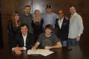 Scott Borchetta Instagram - Today marks 10 years since signing Thomas Rhett. We’ve watched him grow into one of the most important artists of the the last decade, from young songwriter to Entertainer of the Year!  Great artist, family man, human being.  Congrats on 10 amazing years and here’s to the next 10!  @bigmachinelabelgroup @thomasrhettakins #valorymusicco