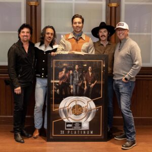 Scott Borchetta Instagram - MIDLAND returned to Nashville with back-to-back sold-out shows at the historic Ryman Auditorium this week. Before taking the stage last night to perform the hit, we celebrated backstage as the @riaa_awards certified their chart-topping debut “Drinkin’ Problem” 3X PLATINUM. 💿💿💿

Congratulations @Midland!!!! 👊