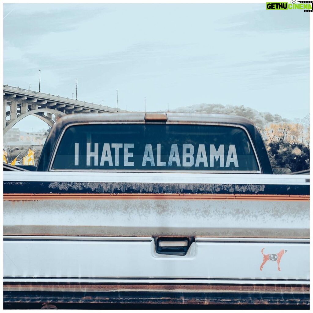 Scott Borchetta Instagram - The future of the @bigmachinelabelgroup is in good hands with artists like @connersmithmusic!!! 👊 Check out “I Hate Alabama” now; link in bio. #ValoryProud #IHateAlabama