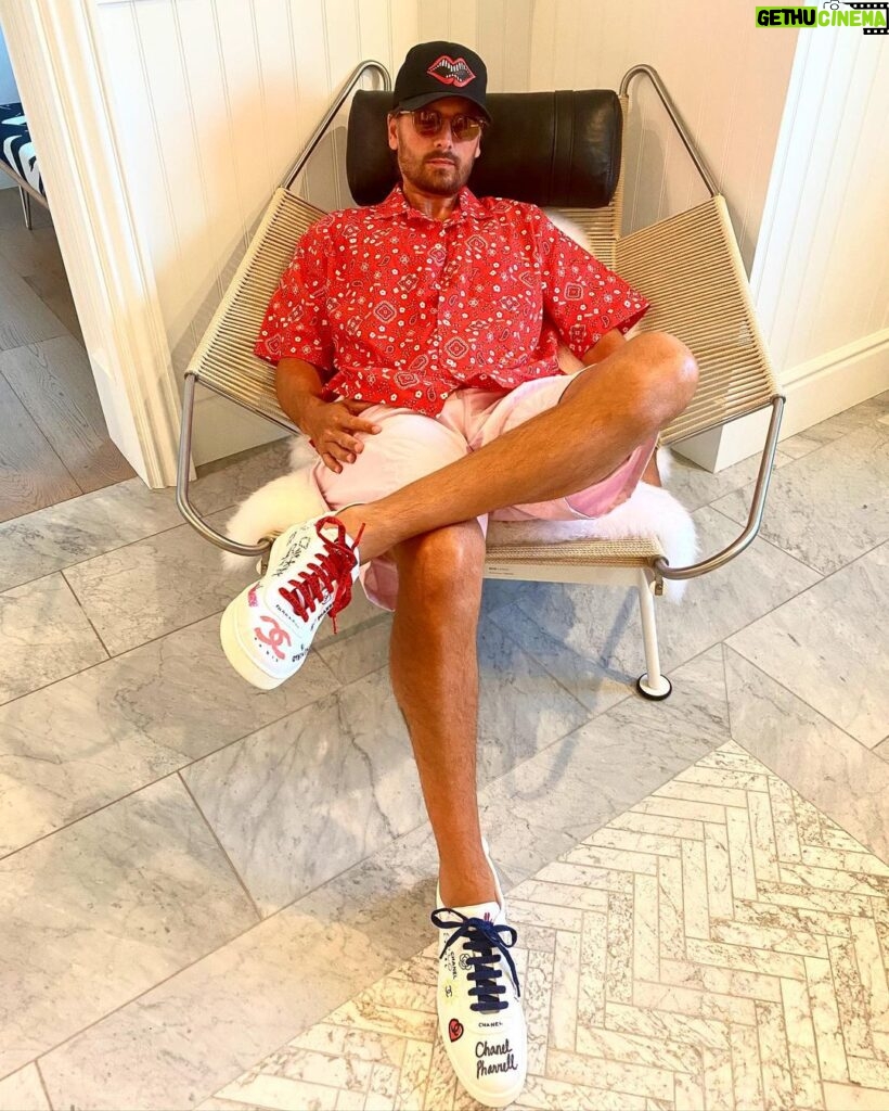 Scott Disick Instagram - Take a seat. Love this new @roveconcepts chair I just got