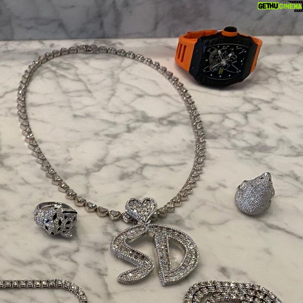 Scott Disick Instagram - Summer lovin with my new necklace just in case I forget my name. Big thanks to @dreamjewelers