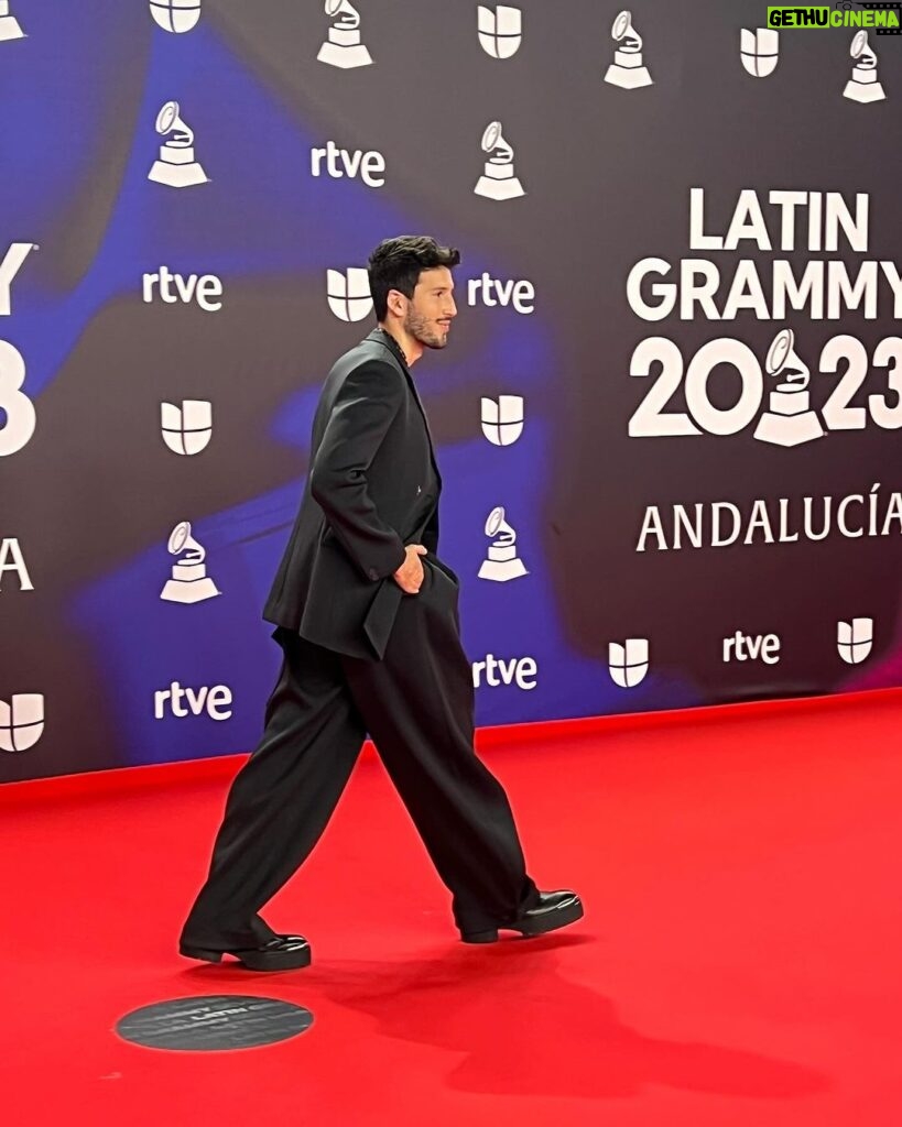 Sebastián Yatra Instagram - Mucho amor en Latin Grammys 🤍🖤🎼 Sevilla, España