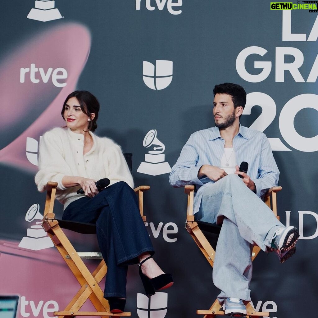 Sebastián Yatra Instagram - Hosts del Los Latin Grammys 2023, Sevilla 🖤🎼 no sé cómo explicar la última foto 🫨 Sevilla, España