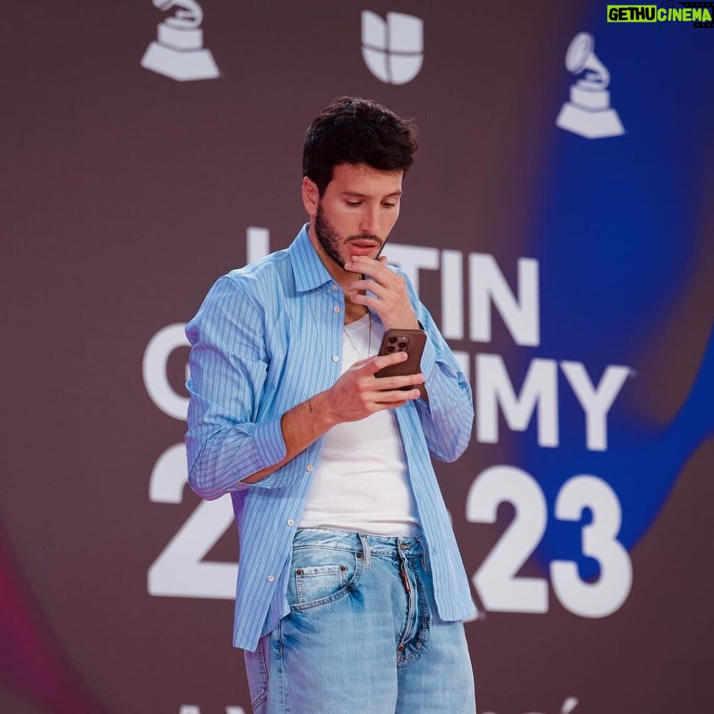 Sebastián Yatra Instagram - Hosts del Los Latin Grammys 2023, Sevilla 🖤🎼 no sé cómo explicar la última foto 🫨 Sevilla, España