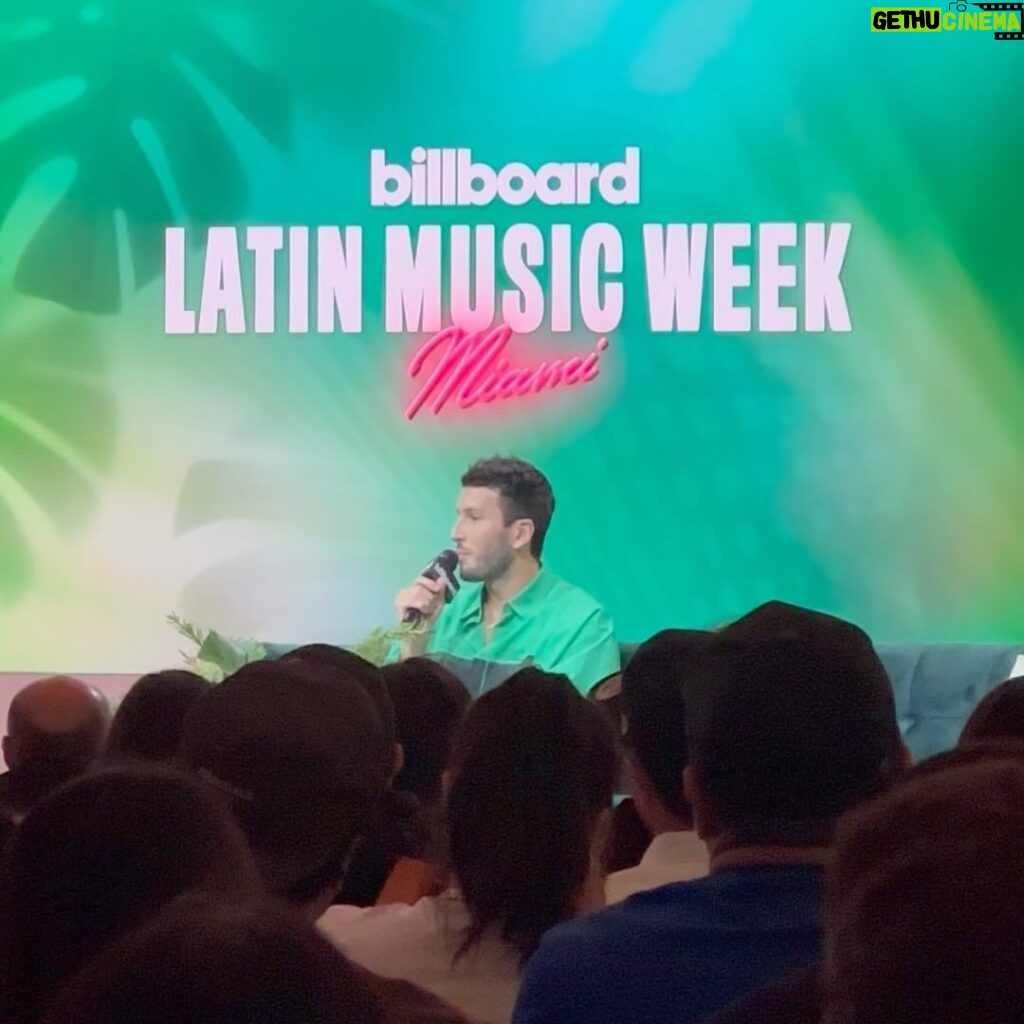 Sebastián Yatra Instagram - Latin Music Week 💚 qué nota estar aquí hablando de música con amigos que quiero @billboardlatin ⭐ Miami Beach, Florida