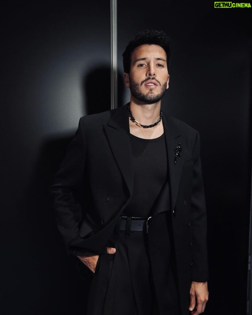 Sebastián Yatra Instagram - Mucho amor en Latin Grammys 🤍🖤🎼 Sevilla, España