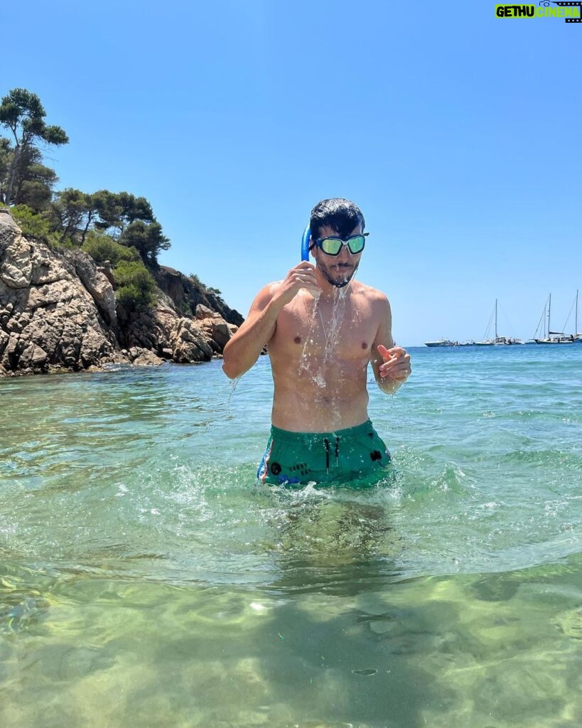 Sebastián Yatra Instagram - Un poquito de sol antes del último show del verano 🐠⛰️ Calella de Palafrugell