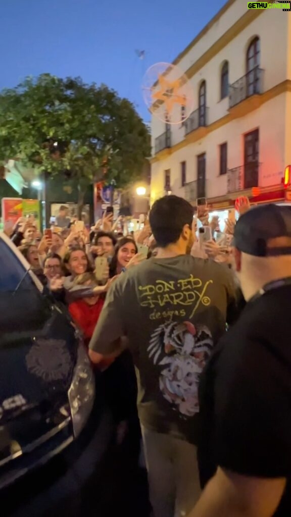 Sebastián Yatra Instagram - Saliendo a @latingrammys 😍✨🥹 y desde ya me están dando la mejor energía Sevilla 🇪🇸🌹 hoy cumplo el sueño de presentar estos premios!!! 🙏🏻🎼 ojalá se los disfruten tanto como nosotros y sea la primera de muchas veces que se hacen los Grammys en uno de nuestros países 🫶🏻 Sevilla, Andalucia, España