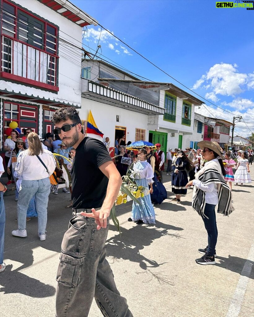 Sebastián Yatra Instagram - 20 de julio en Colombia 🇨🇴🇨🇴😍😍 feliz independencia a nuestro hermoso país, ser de esta tierra es el mayor orgullo… 💛💙❤️🙏🏻 Filandia, Quindío, Colombia