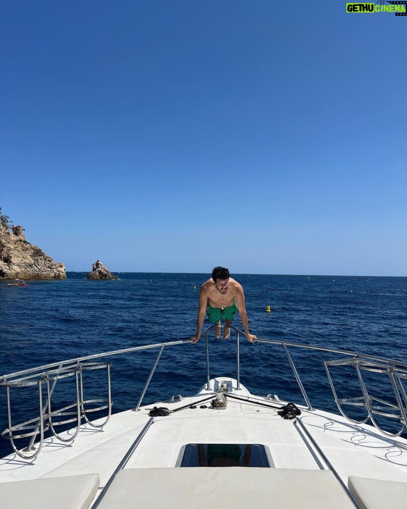 Sebastián Yatra Instagram - Un poquito de sol antes del último show del verano 🐠⛰️ Calella de Palafrugell