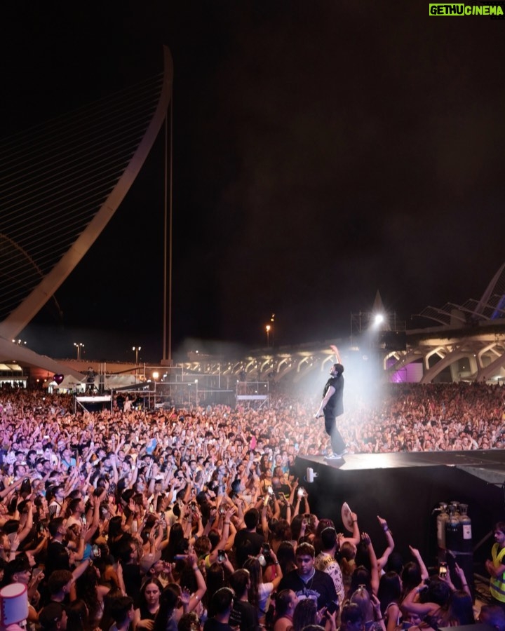 Sebastián Yatra Instagram - Ayer la cantamos así en Valencia, pero #Vagabundo ya es de ustedes!!! YA VAN MÁS DE 160K VIDEOS SUBIDOS 🥲🏝️🔥🍹🦦⛵️🌈👙🩳☀️🌅🫶🏻🙏🏻✨ Valencia, España