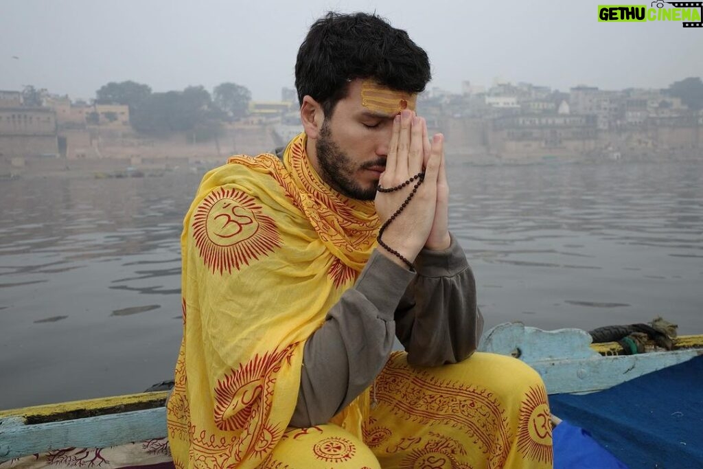 Sebastián Yatra Instagram - और इस फिल्म में अच्छा वह नहीं है जो प्रार्थना करता है बुरा आदमी हमेशा शुरुआत नहीं करता हर कोई कहता है कि वे सही हैं लेकिन मुझे विश्वास है तूफ़ान आया तो शांति है आज शांति महसूस न भी हो तो भी शांति है और यद्यपि कष्ट सहने के कारण भी हैं जब आप यहां होते हैं तभी वे चले जाते हैं Varanasi, India