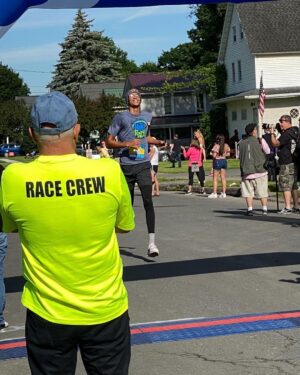 Sebastian Fundora Instagram - I wanted to see how Forrest Gump felt when he ran in his Nike Cortez’s lol 🏃🏽‍♂️👟✅

Thank you to the @internationalboxinghalloffame for inviting me to run with them at the Nate The Great marathon this morning, I had a blast!!