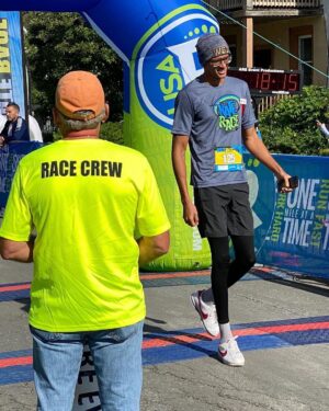 Sebastian Fundora Instagram - I wanted to see how Forrest Gump felt when he ran in his Nike Cortez’s lol 🏃🏽‍♂️👟✅

Thank you to the @internationalboxinghalloffame for inviting me to run with them at the Nate The Great marathon this morning, I had a blast!!