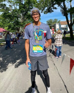 Sebastian Fundora Instagram - I wanted to see how Forrest Gump felt when he ran in his Nike Cortez’s lol 🏃🏽‍♂️👟✅

Thank you to the @internationalboxinghalloffame for inviting me to run with them at the Nate The Great marathon this morning, I had a blast!!