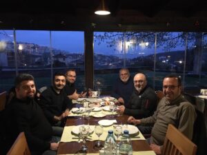 Selçuk Aydemir Instagram - Ağır yaşamlar ile dünya tiyatro günü kutlama yemeği. İşler çığrından çıkmış olabilir ama bir ara tiyatro da konuşuldu (Adres tarifi içindi galiba) @oztekinrasim @birolguvenmint @erdalsahin__ @selimcetintas @eminacartekin