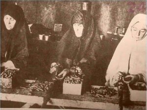 Selçuk Aydemir Instagram - Bir Türk dünyaya bedeldir.

Atatürk Kastamonu’yu ziyaret etmişti.Kışlaya da uğramıştı.Koğuşları geziyordu. Bir koğuşta büyük bir levha yazılmış: -Bir Türk on düşmana bedeldir.

Atatürk bunu görünce birdenbire durdu, yüzü değişti, gözleri daldı.Sonra sert bir sesle: -Hayır, hayır…. dedi bir Türk dünyaya bedeldir.

Dünyaları verdiniz bize mekanınız Cennet olsun. 
#18martçanakkalezaferi 
Türk'ün düşmanına söylenmiş en güzel söz "..."Tarihi tekerrür diye tarif ediyorlar;
Hiç ibret alınsaydı, tekerrür mü ederdi?" Safahat: Yedinci Kitap
