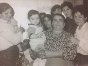 Selçuk Aydemir Instagram - Babaannem, halam, yengem ve tanımadığım bir sürü akrabam. 1.yaş günüm kadınlar matinesindeymiş :) Hepinizi çok seviyorum sizin ve tüm kadınların 8 Mart Dünya Kadınlar Günü kutlu olsun (Fotoğrafı anneme çektirmeseydiniz iyiydi :) 1.yaş günümde annemle fotoğrafım olurdu. Aile mizah deposu benlik bir şey yok)