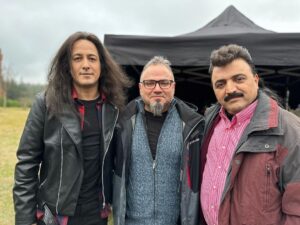 Selçuk Aydemir Instagram - @sarpapak @sinasiyurtsever Kobra Murat ve Özkan Abi’nin oğluyla set anısı. #organizasyonbizimişimiz