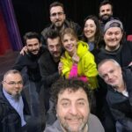 Selçuk Aydemir Instagram - Tuna @tunakirli o sırada arkada koltuk aradığı için fotoda yokmuş. Daha tam kadro selfie çekilemeyen bu ekip size çok komik 2 saat hazırladı. @pelinkarahan @cagdasonurozturk @muratakkoyunlu @conkayasemin @baris.yildiz @korhanherduran @ademturker_ @ercaneyigun @vedatuyar_