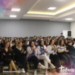Selçuk Aydemir Instagram - TEDEM Koleji Lise Öğrencilerimize Yönelik “Kariyer Zirvesi “Buluşması “Kariyer Zirvesi “ etkinlikleri kapsamında konuklarımız; Senarist Yönetmen ve Yazar Selçuk Aydemir ,Yapımcı Senarist Ediz Kentkuran ve Komedyen Onur Gökçek’e katılımlarından ötürü teşekkür ederiz. #sanatedemliolmakyeter #eniyimesleklersenin #tedemkolejierenköykampüsü
