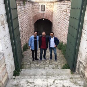 Selçuk Aydemir Instagram - Asker arkadaşlarımla protector Hakan Muhafız’ın çekildiği dekorları gezdik. Çok gerçekçi yapmışlar Netflix bu işi biliyor @prensipte @erdalsahin__ @selimcetintas @netflixturkiye