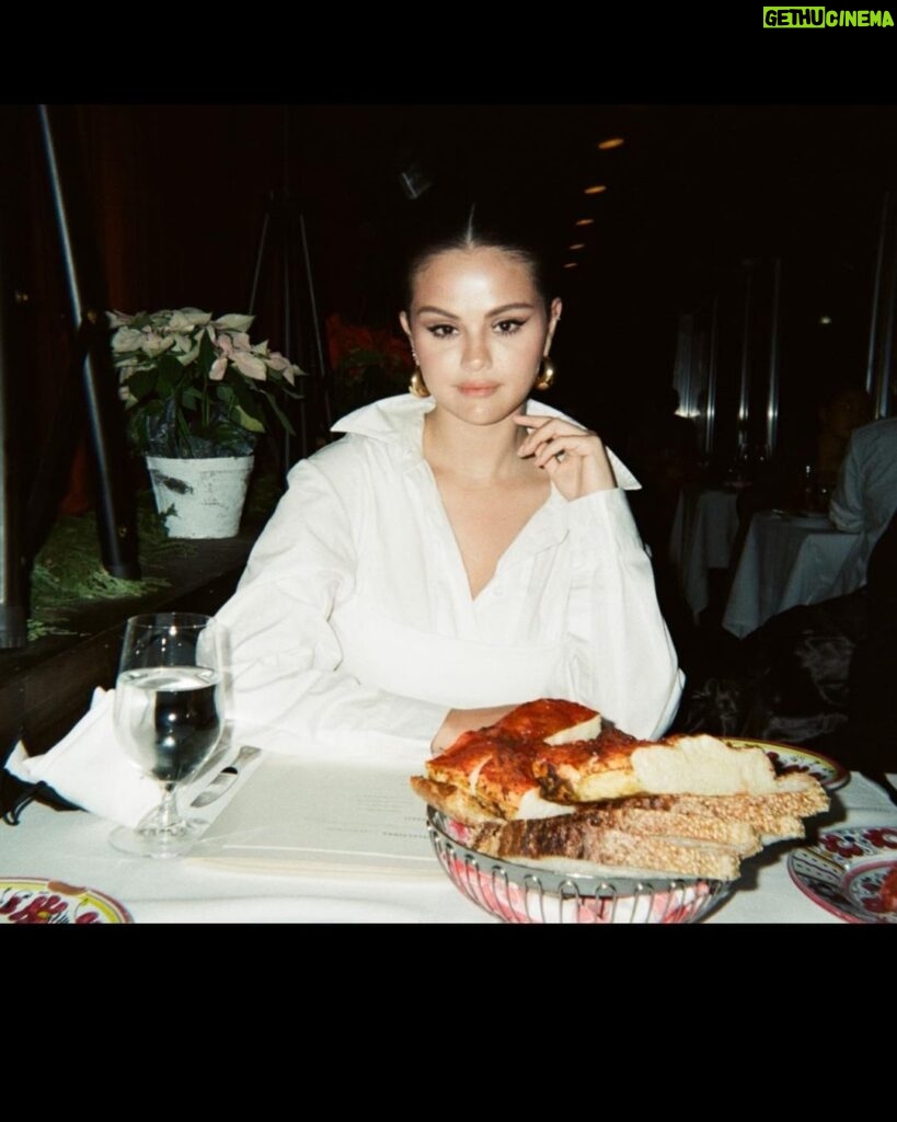 Selena Gomez Instagram - I let my phone pick my posts now