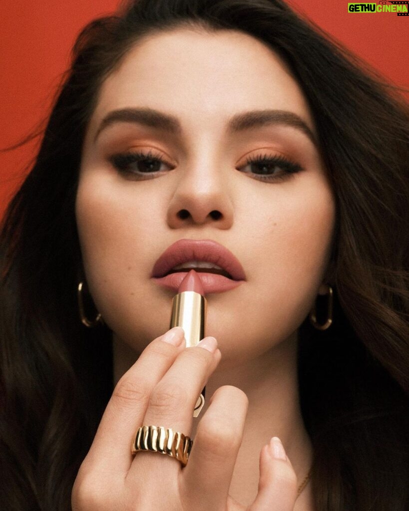 Selena Gomez Instagram - My @rarebeauty Kind Words Matte Lipstick and Lip Liner are finally here! I wanted to create a classic lip collection for every day – think comfortable, easy, long-wearing and nourishing. My Kind Words Matte Lipstick has a flexible formula that moves with your lips while giving you weightless, one swipe color that lasts all day. Available in the same 10 made-to-match shades as the Kind Words Matte Lip Liner. I’m really excited for you guys to try this one! Now available globally online and in-stores @sephora and @spacenk. #usekindwords