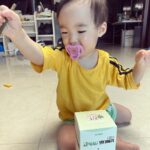 Seo Hwa-yi Instagram - ⠀⠀⠀⠀⠀⠀⠀⠀⠀⠀⠀⠀ 👶🏻골드맘 with 안국건강 💛 한달간 먹어본 후기!!! (안써도 되는데 너무 좋아서 쓰는 후기!!) 한달은 먹어봐야 알쥬!? 뭐든 꾸준히 !! 루테인, 오메가는 원래 안국건강 아닌가요? 캡슐도 작아서 먹기 편해서 #내돈내산 해서 나도 먹고 남편도 먹고 엄마도 보내드렸어요!💛 근데 #루테인츄 이거 완전 🍊내스타일! 진짜 맛있는 젤리!! (남편이 먹어보더니 여보 이거 한봉지 다 먹어도 되지? 했다는 ㅋㅋ) 진짜 너무 맛있어요! 출산하고 내 몸까지 챙겨주는 @me_missyoon 최고야💛증말!!👍🏻 울 애기는 #코박사엘더베리 🫐 이제 먹이고 있어요!!! 헤헤 맛도 있는지 춉춉💙 앞으로도 건강하게 행복하게 살게요💛 바쁜것도 좋지만 건강해야 행복해요!! 👍🏻 💌Thank you @aghealth_official @aghealth_kids @ahngookhealth  ⠀⠀⠀⠀⠀⠀⠀⠀⠀⠀⠀⠀ ⠀⠀⠀⠀⠀⠀⠀⠀⠀⠀⠀⠀