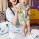 Seo Hwa-yi Instagram - ⠀⠀⠀⠀⠀⠀⠀⠀⠀⠀⠀⠀⠀⠀⠀⠀   🐰블루래빗 New #캥거루스쿨 💛 제가 방송하고 있는 유아동 1등 브랜드 🐰블루래빗에서 드디어 신상이 나왔어오 👏👏👏(소리질러🦘) 저는 방송을 하게되기 전부터 #블루래빗 으로 울 골드 키우고 있는데요, #시작러닝스타트 부터 #오감발달 다 #내돈내산 했는데 후회 없답니다!! 그래서 더 찐으로 추천해 드릴 수 있을 것 같아요! ✅블루래빗하면 이미 꼬꼬맘 부터해서 국민 육아템으로 워낙 유명하잖아요! 처음에 우리 👶🏻아기를 낳았을 때 저도 엄마가 처음이다보니 어떻게 놀아줘야할지, 📚학습 시켜줘야할지 모를 때 블루래빗이 정답! 단순히 공부해!! 이게 아니고 자연스러운 놀이학습을 통해 배우니까 골드가 너무너무 좋아해요! 이번 캥거루스쿨🦘은 그동안 저처럼 블루래빗을 잘 써오신 분들은 너무 만족하실거구, 한글/창의/수학 다양하게 체계적으로 구성되어 있으니까 대만족⭐️ 골드도 처음엔 나몰랑~~ 갸우뚱하다가 아이들의 1달은 1년과 같다잖아요 하루가 다르게 잘 가지고 놀고 학습해요 히히🐰 골드야 사랑해💛예쁘게만 커죠💛 Thank youuu @bluerabbit_official_korea 🐰 내일 오전 10:30블루래빗 캥거루스쿨🦘자세하게 보여드릴테니까 놀러오세요 엄마덜💛👶🏻