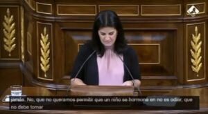 Sergio Peris-Mencheta Instagram - “No es odiar”, señora. Es no entender, no empatizar, no evolucionar, no crecer, no ver, no querer mirar, es no amar, no escuchar, no soltar, no aceptar, es no entregar. Es probablemente no follar, probablemente no tocar, probablemente no probar… es no vivir en el siglo XXI.
“Enfermedad crónica de por vida” es lo que padecen ustedes.